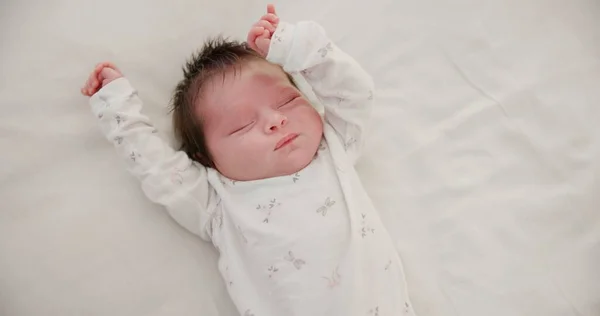 Novorozenec Obličej Nebo Spánek Protažením Lůžku Jeslích Pro Relaxaci Nebo — Stock fotografie