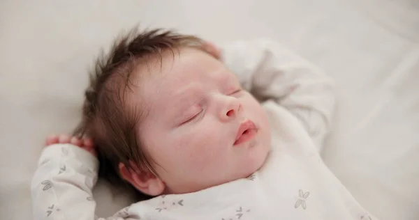 Unavené Dítě Spící Dětská Postýlka Ránem Zdřímnout Snít Mladém Novorozenci — Stock fotografie