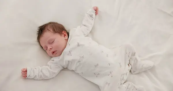 Sladké Spící Novorozeně Posteli Domě Ložnici Pro Odpočinek Snění Roztomilý — Stock fotografie