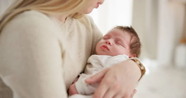 Familie Kuss Und Eine Mutter Die Ihr Baby Schaukelt Gemeinsam — Stockfoto