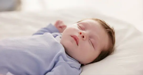 和婴儿一起睡在家里的卧房里 在孩子成长的小睡中做梦 孩子们 安静地和一个可爱的新生儿一起睡在床上 以求得安慰 — 图库照片