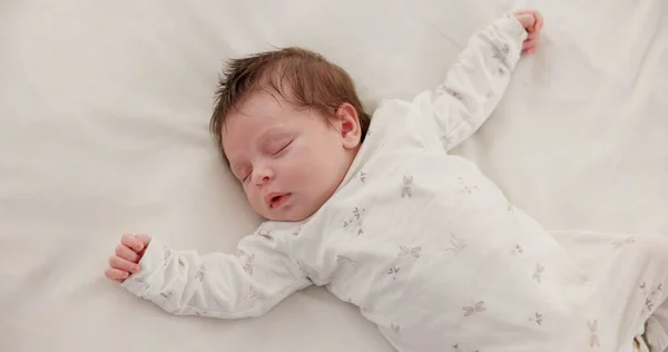 Roztomilé Spící Novorozeně Posteli Domě Ložnici Pro Odpočinek Snění Unavený — Stock fotografie