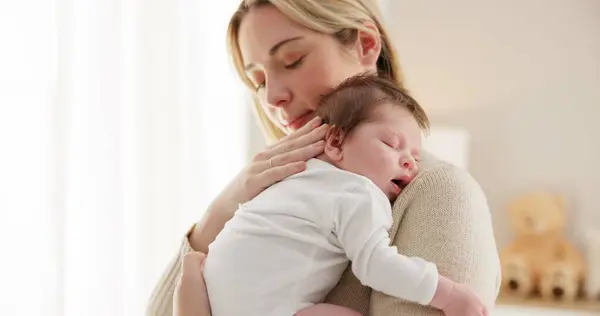 Spánek Láska Matka Nosí Dítě Pro Sblížení Vztah Vývoj Dítěte — Stock fotografie