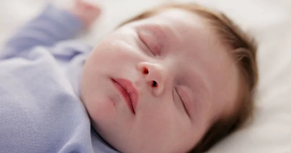 Face Growth Sleep Baby Bed Closeup Home Dreaming Nap Child — Stock Photo, Image
