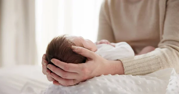 Novorozené Dítě Matka Ruce Vlasy Láskou Doteku Maminka Spojení Bezpečí — Stock fotografie