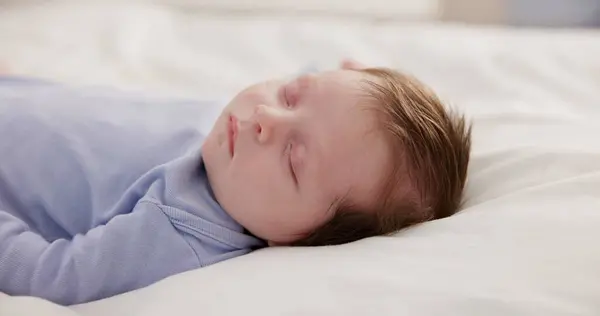 Relaxovat Růst Spát Dítětem Posteli Detailně Domě Snít Během Zdřímnutí — Stock fotografie