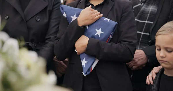 Funeral Cemitério Mulher Com Bandeira Americana Para Veterano Por Respeito — Fotografia de Stock