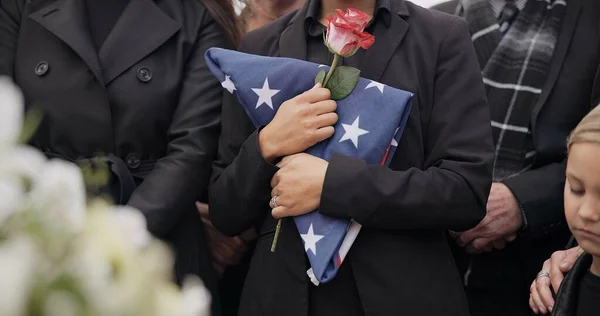 および敬意 儀式および追悼のためのベテランのためのアメリカの旗を持つ女性 軍隊および兵士の英雄のための墓地の花を持つ家族 うつ病および悲しい人々 — ストック写真