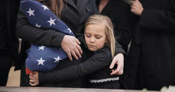 Triste Abraço Uma Criança Funeral Cemitério Para Uma Cerimônia Morte — Fotografia de Stock
