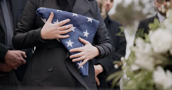 Manos Bandera Americana Muerte Con Una Persona Funeral Llorando Una —  Fotos de Stock