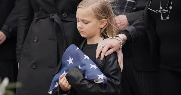 Begrafenis Begraafplaats Meisje Met Amerikaanse Vlag Voor Veteraan Voor Respect — Stockfoto