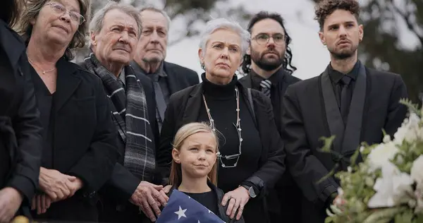 Funeral Cemitério Família Com Bandeira Americana Para Veterano Por Respeito — Fotografia de Stock
