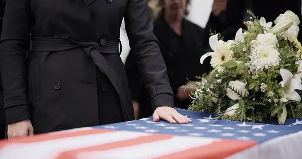 Eua Funeral Veterano Mulher Caixão Com Toque Família Triste Bandeira — Fotografia de Stock