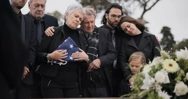 Funeral Cemitério Família Com Bandeira Americana Para Soldado Por Respeito — Fotografia de Stock