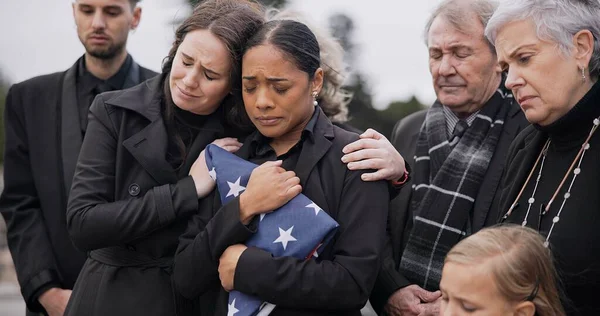 Triste Família Funeral Com Conforto Mulher Apoio Com Compaixão Empatia — Fotografia de Stock