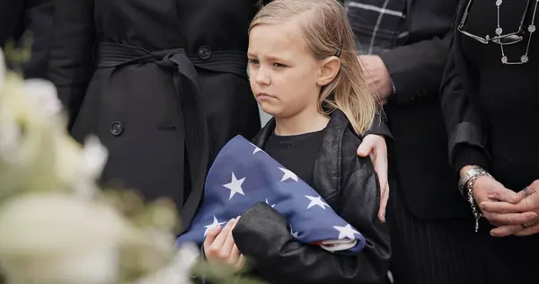 Похороны Кладбище Ребенок Американским Флагом Знак Уважения Церемонии Панихиды Семья — стоковое фото