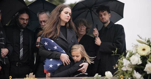 Begrafenis Familie Verdrietige Mensen Met Amerikaanse Vlag Verdriet Rouwdood Begrafenis — Stockfoto