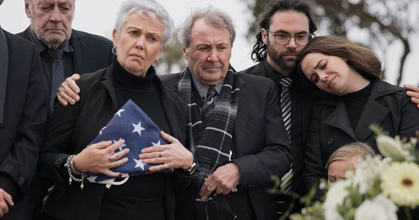 Begrafenis Begraafplaats Familie Met Usa Vlag Voor Veteraan Voor Respect — Stockfoto