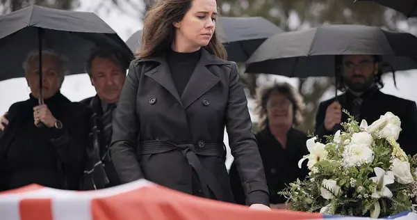 Eua Funeral Veterano Mulher Triste Para Tocar Caixão Família Bandeira — Fotografia de Stock