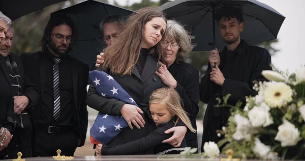 Funeral Abraço Família Pessoas Tristes Com Apoio Pena Serviço Despedida — Fotografia de Stock