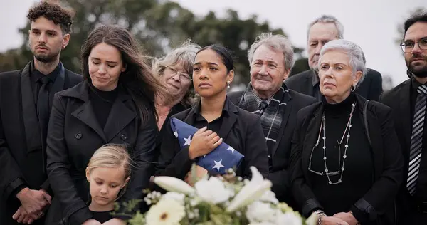Funeral Cemitério Família Com Bandeira Americana Para Veterano Por Respeito — Fotografia de Stock