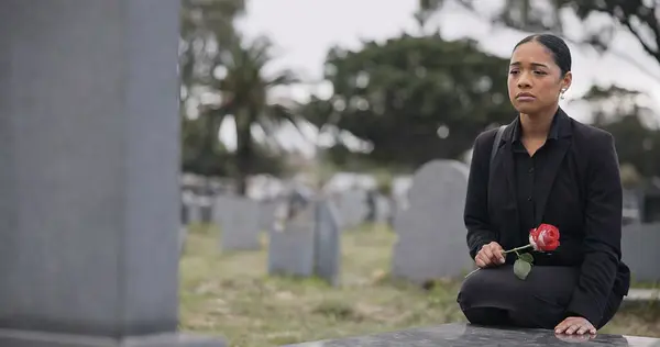 Грустная Женщина Кладбище Поднялся Надгробие Трауре Потере Горе Похоронах Кладбище — стоковое фото