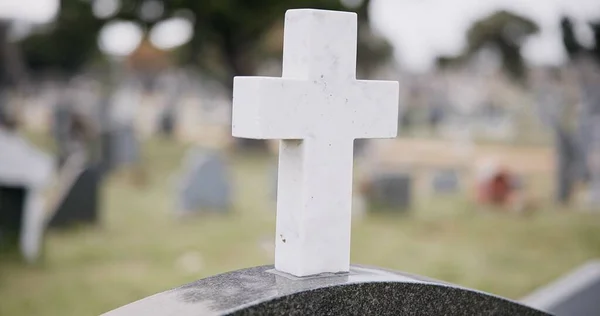 坟场和墓碑上的十字架 用以举行丧礼 宗教仪式或追悼会 墓碑上的天主教标志 背景或基督教标志 用于哀悼 埋葬或在公墓丢失 — 图库照片