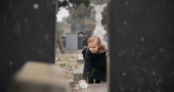 Bloem Dood Kind Het Kerkhof Voor Begrafenis Geestelijke Dienst Grafsteen — Stockfoto