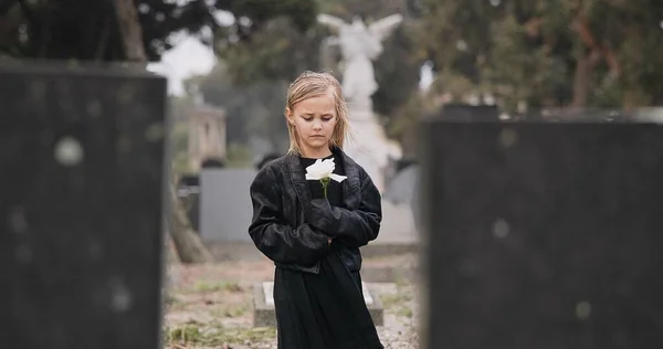 Bloem Dood Kind Het Kerkhof Voor Begrafenis Geestelijke Dienst Ernstig — Stockfoto