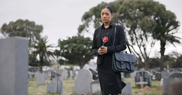 Mulher Triste Cemitério Rosa Sobre Lápide Luto Perda Tristeza Funeral — Fotografia de Stock