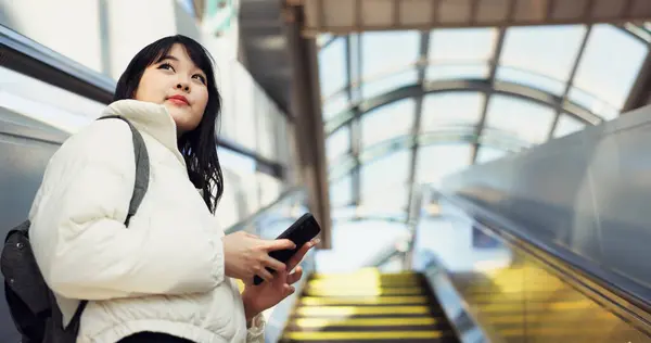 Mujer Escaleras Teléfono Inteligente Para Viajar Mensajes Texto Japonés Aplicación — Foto de Stock