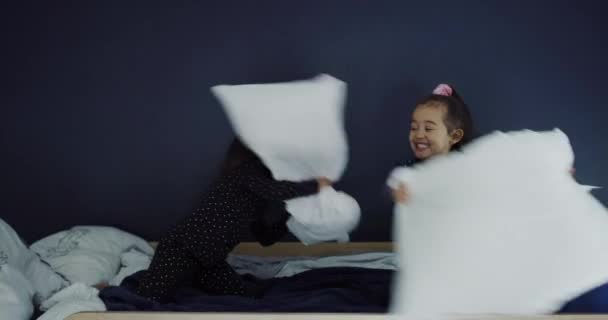 자매와 침실에서 재미있는 아이들 집에서 재미있는 아이들 시블링 쿠션과 행복한 — 비디오