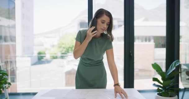 Bizneswoman Telefon Dokumenty Biurze Dla Propozycji Strategii Lub Dyskusji Kobieta — Wideo stockowe
