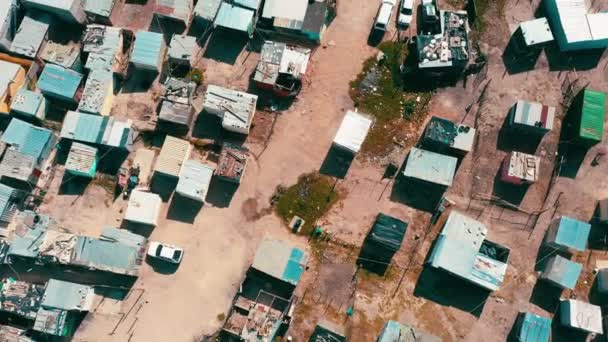 土の道 南アフリカの風景を持つドローンからの貧しい 近所および地域の家 タウンシップ 場所とシャックの財産の屋上 ゲットーの通りの決済や家 — ストック動画