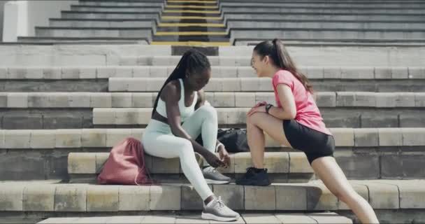 Szczęśliwi Ludzie Fitness Przybij Piątkę Relaks Przerwę Treningu Szkolenia Lub — Wideo stockowe