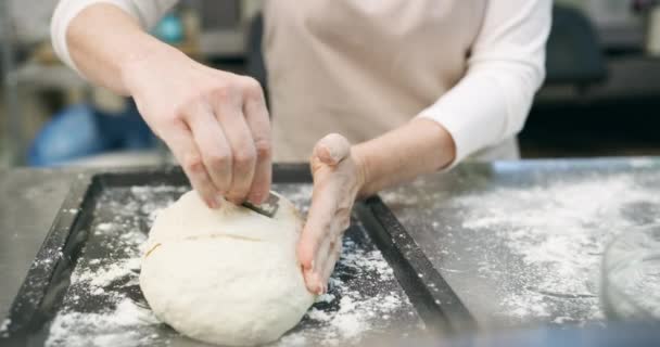 Szef Kuchni Ręce Ostrze Ciasto Piekarni Produkcji Procesu Ręcznie Robione — Wideo stockowe