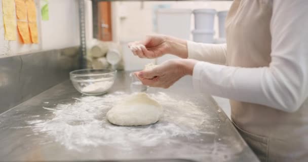 Ręce Ciasto Osoba Pieczenia Mąki Kuchni Ręcznie Robione Ciasto Przygotowanie — Wideo stockowe