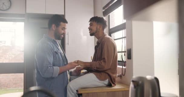 Glad Man Homosexuella Par Och Pratar Köket För Kommunikation Hbtq — Stockvideo