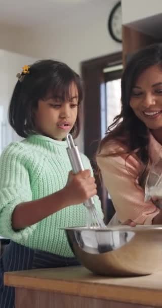 与女孩一起在家和母亲 在厨房和家庭中的乐趣和配料与孩子的成长 和孩子在一起 带着食谱 带着快乐教书 带着爱好和活动 — 图库视频影像