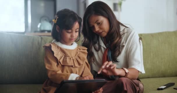 Mutter Mädchen Und Tablet Für Die Häusliche Erziehung Learning Und — Stockvideo