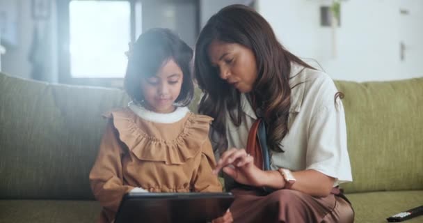 Mãe Criança Tablet Para Educação Casa Aprendizagem Ensino Line Suporte — Vídeo de Stock