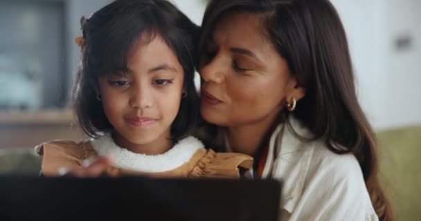 Мать Девочкой Домашняя Таблица Счастлива Онлайн Образование Электронное Обучение Преподавательскую — стоковое видео