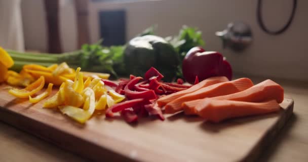 Groenten Boord Gezond Voedsel Voor Salade Diner Wortelen Keuken Peper — Stockvideo