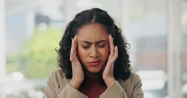 压力大 工作负担过重的女性 患有偏头痛和精疲力尽的人 办公室和女雇员 有截止日期 健康和危机 — 图库视频影像