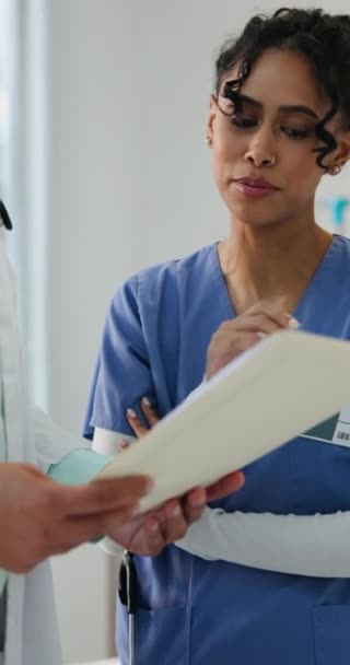 在医院与妇女 护士和医生讨论结果 诊断或人寿保险文件 在诊所解释文书工作或处方的女性个人 护理人员或医生 — 图库视频影像