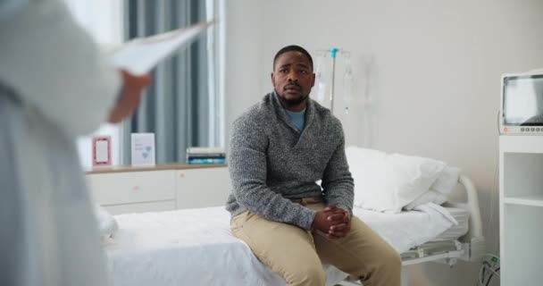 Arzt Krankenhausbett Und Ergebnisse Für Kranke Schwarze Männer Die Sich — Stockvideo