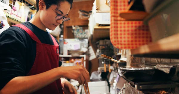 Japanse Chef Kok Kok Eetstokjes Fornuis Service Horecaklus Warmte Vlam — Stockfoto