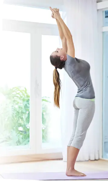 Mujer Estiramiento Columna Vertebral Yoga Para Salud Bienestar Calentamiento Hogar — Foto de Stock