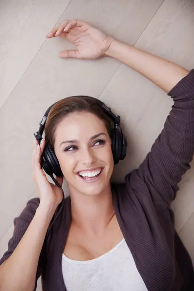 Bovenaanzicht Koptelefoon Vrolijke Vrouw Vloer Voor Muziek Streamen Geestelijke Gezondheid — Stockfoto