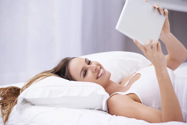 Mujer Feliz Cama Relax Con Tablet Para Redes Sociales Comunicación —  Fotos de Stock